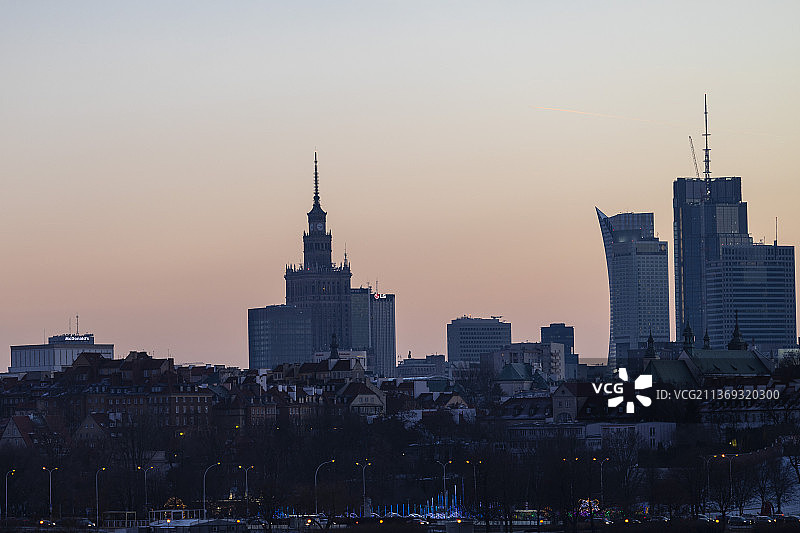 华沙日落，波兰华沙，日落时的城市建筑图片素材