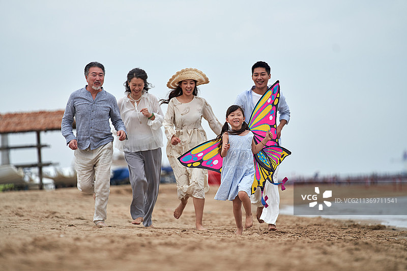 快乐的一家人在海边度假图片素材