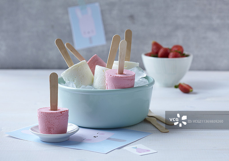 自制牛奶冰淇淋和草莓冰淇淋棒(闪电食谱)图片素材