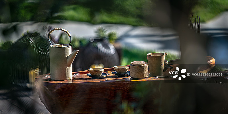 桌子上的茶具图片素材