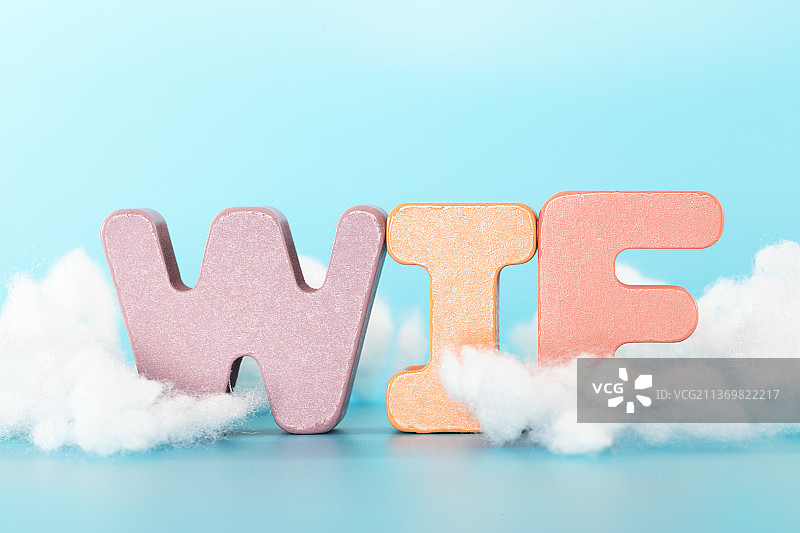 立体英文字母组成的WIFI和棉花团图片素材