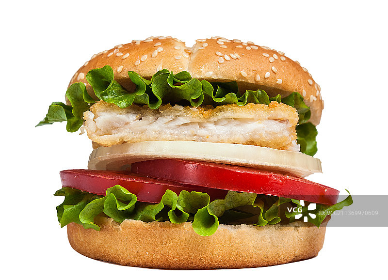 鳕鱼汉堡在白色背景前图片素材