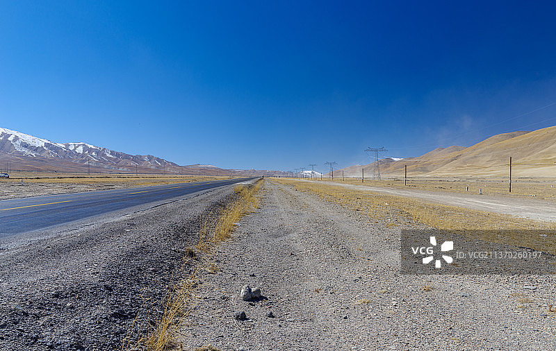 中国青海昆仑山青藏公路雪山风光图片素材