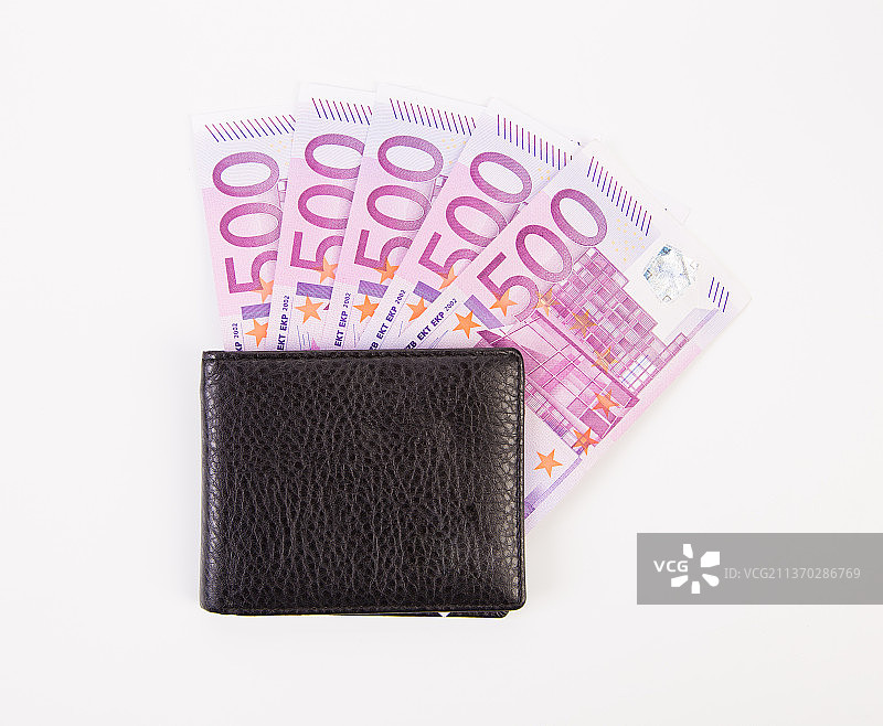 钱包与欧元钞票，在白色背景的布袋纸币的特写，摩尔多瓦图片素材