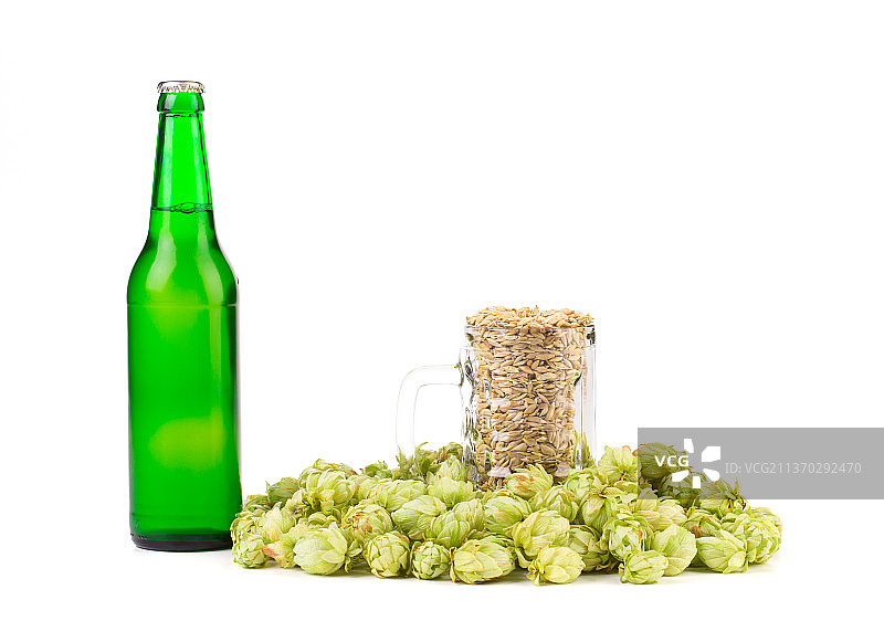 夏季啤酒花和琥珀色麦芽，白色背景下的酒瓶标签特写，摩尔多瓦图片素材