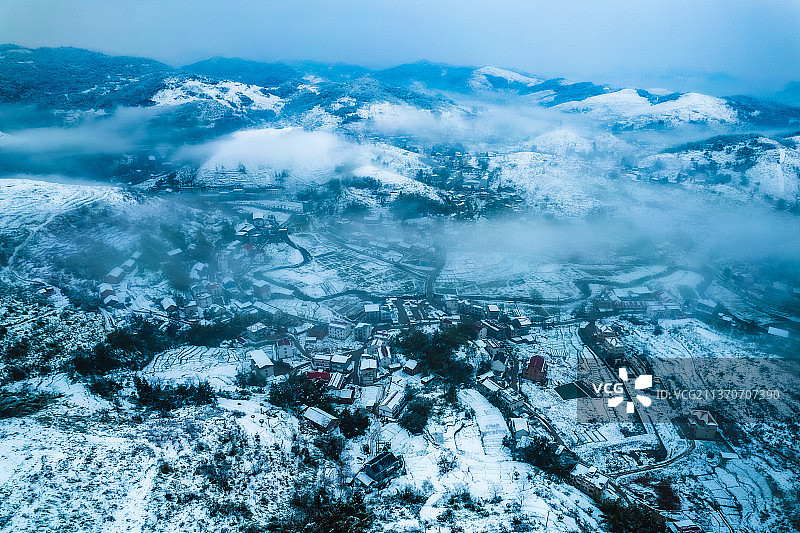 雪后初霁的村庄图片素材