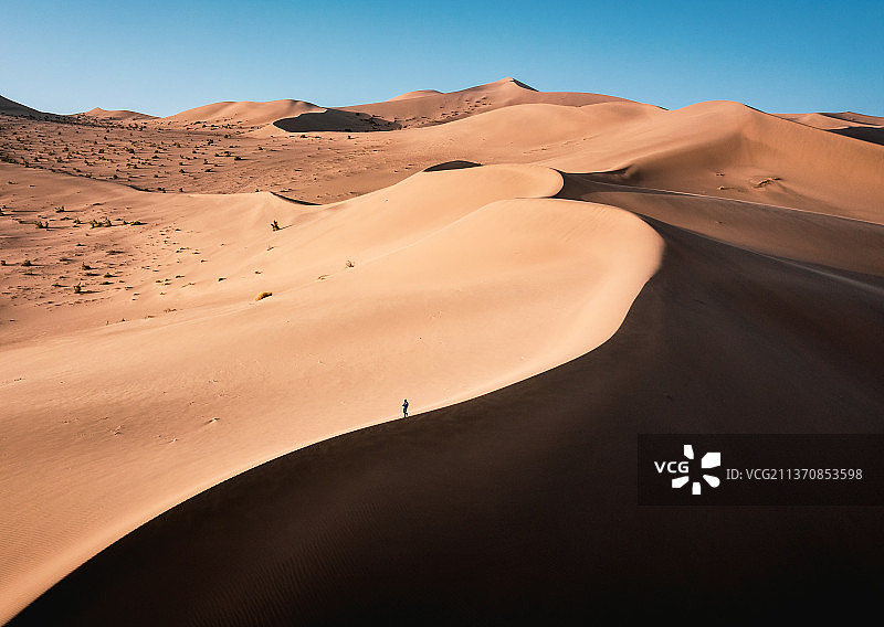 甘肃敦煌鸣沙山月牙泉沙漠自然风光旅游景区图片素材