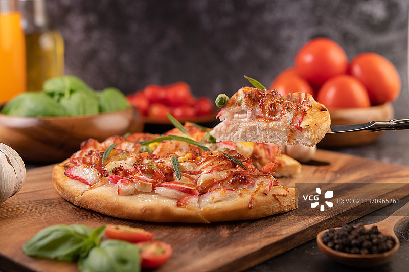 披萨放在木盘上，披萨特写放在切菜板上图片素材