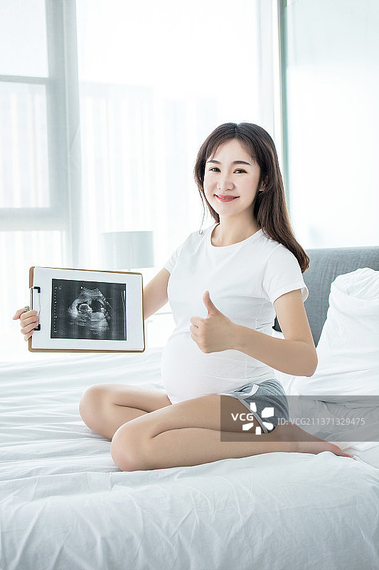 孕妇在卧室休息图片素材