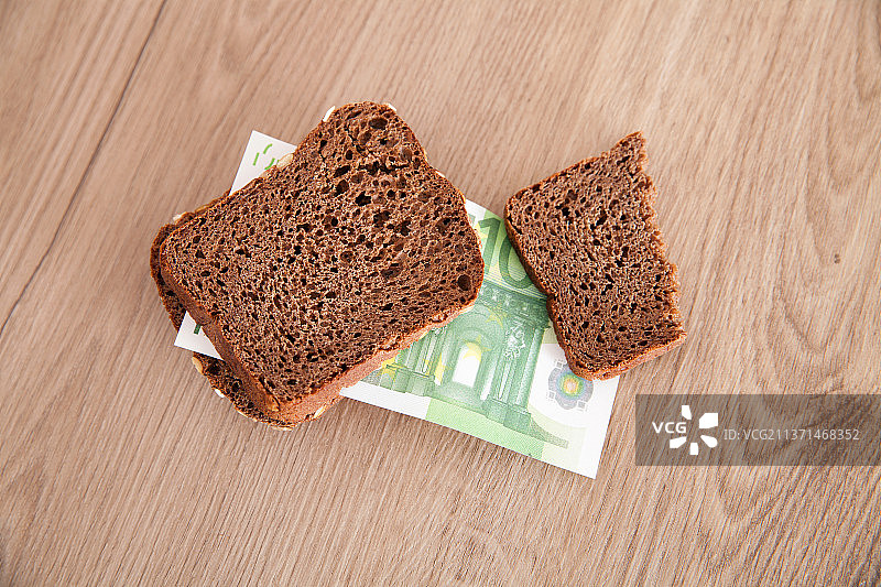 黑面包和欧元钞票图片素材