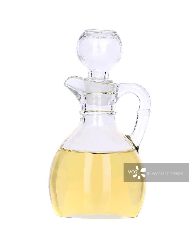 葵花油玻璃水瓶，近镜头的油在玻璃容器对白色背景，摩尔多瓦图片素材