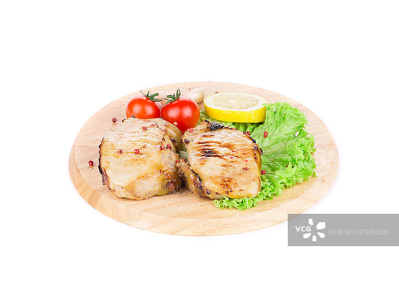 烤肉在木盘子，高角度的观点，在白色背景上的切菜板，摩尔多瓦图片素材
