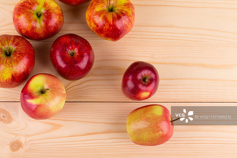 摩尔多瓦，新鲜的红苹果放在木头上，正上方是桌子上的苹果图片素材