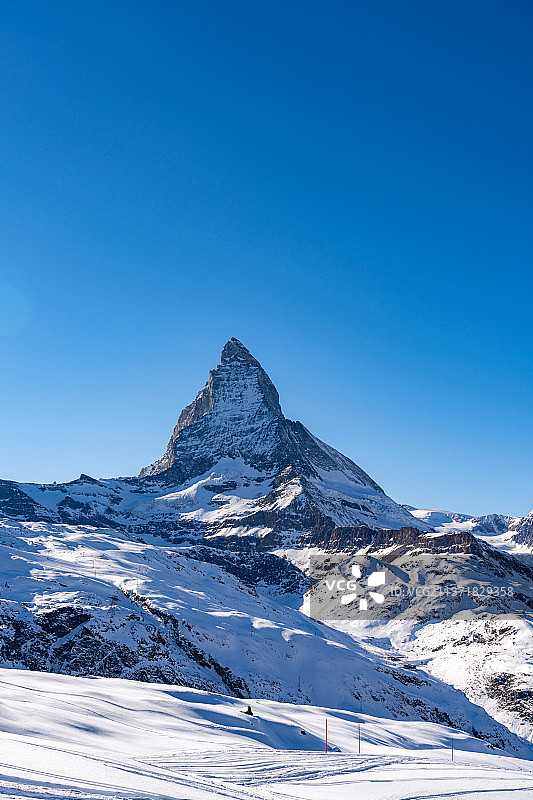 远眺瑞士滑雪胜地采尔马特马特洪峰图片素材