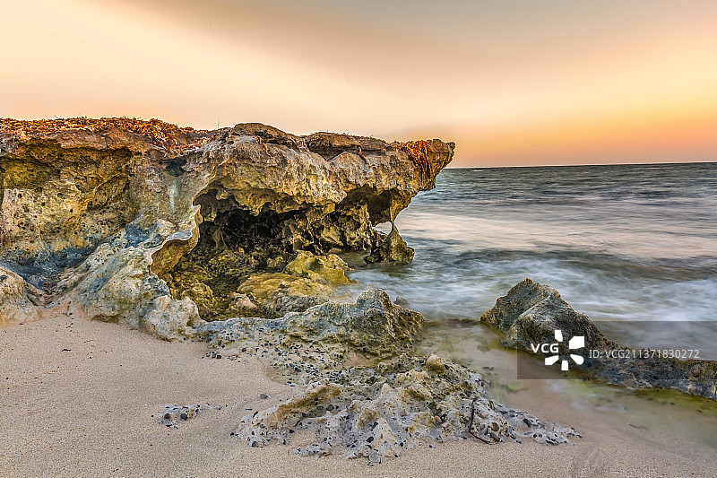 岩石，日落时大海对着天空的风景，绿头，澳大利亚西部图片素材