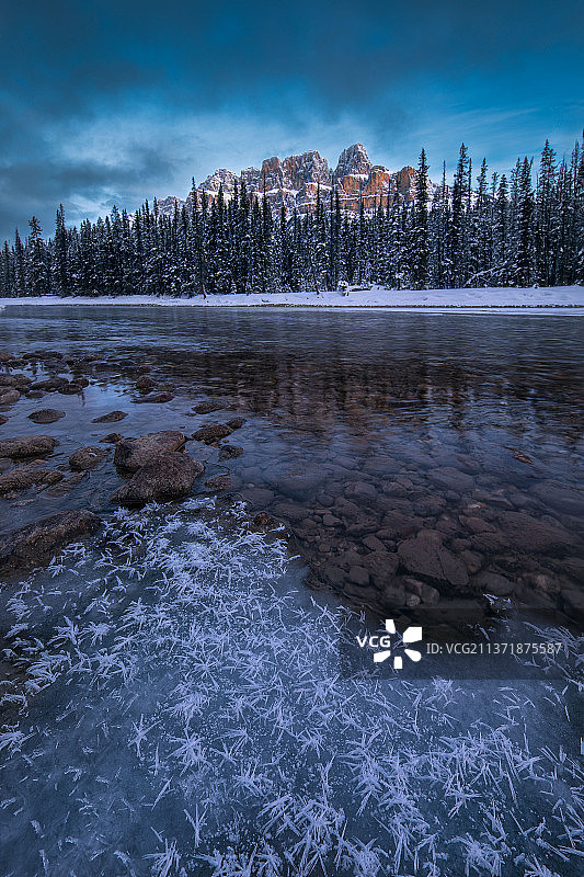 冬天的城堡山，冬天结冰的湖在天空下的风景，班夫，阿尔伯塔，加拿大图片素材