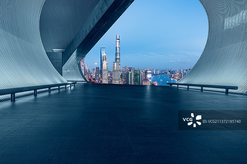 上海保利大剧院通道和上海城市天际线夜景图片素材