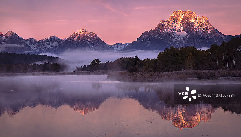 美国，怀俄明州，大提顿国家公园，Oxbow Bend的日出，夕阳西下，雪山映衬下的湖泊风景图片素材