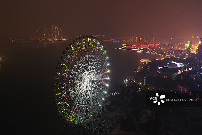 夜色中的摩天轮+江苏省苏州市金鸡湖景区图片素材