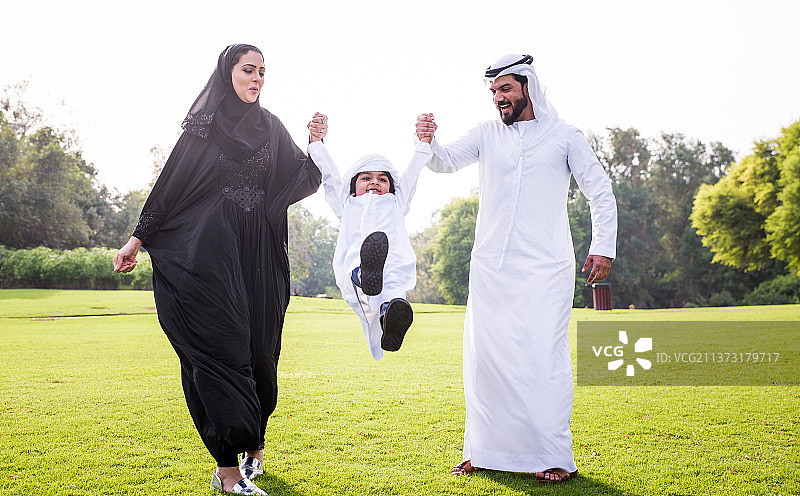 快乐的家庭一起在迪拜户外度过时光图片素材