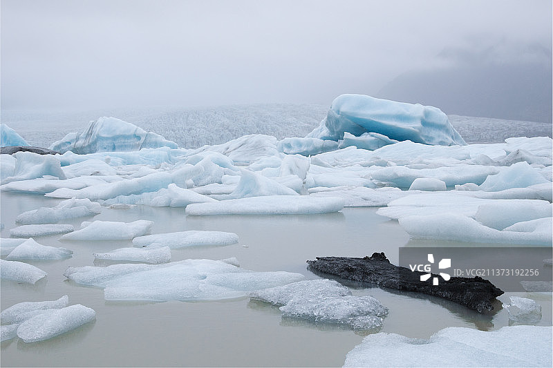 冰冻余烬在冰岛的一个大冰川，冰岛图片素材