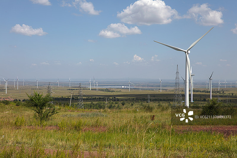 张北草原上的风力发电风车图片素材