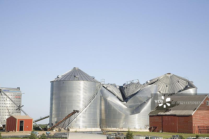 美国北达科塔州奥克斯市，龙卷风摧毁了农场的谷仓。2011年7月图片素材