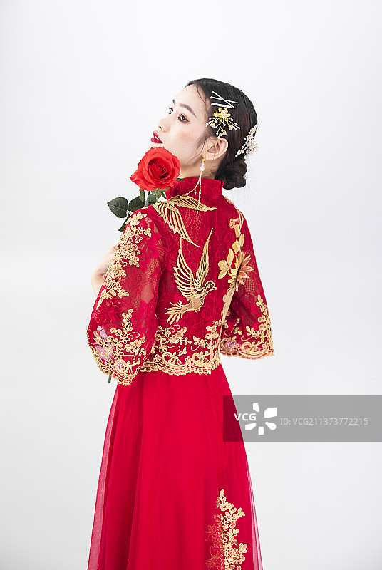 穿着中式秀禾服的女性结婚白底人像图片素材