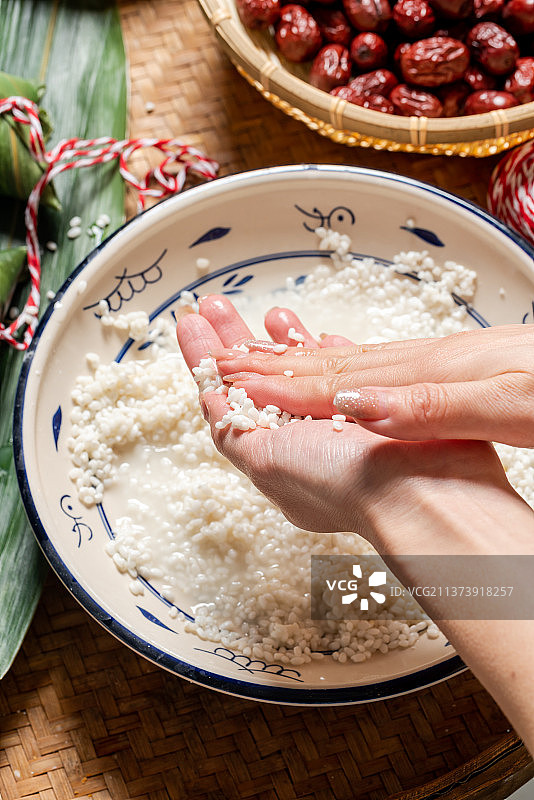 一个亚洲女人在洗糯米图片素材