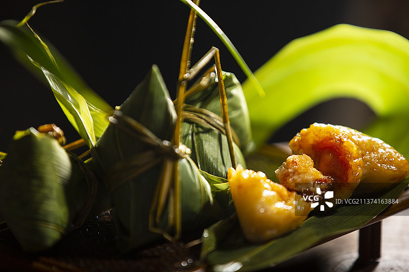 中式国潮传统文化：端午节蛋黄肉粽和兰花图片素材