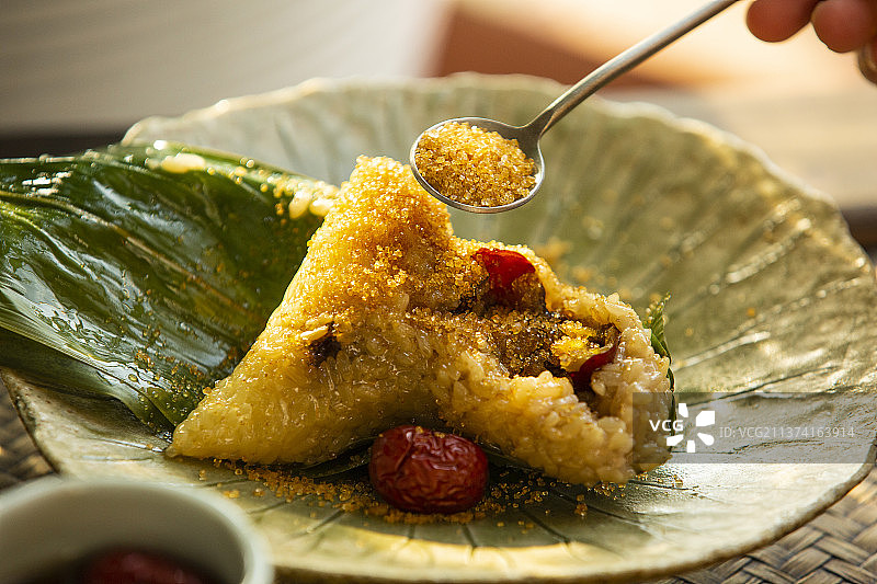 中式国潮传统文化：端午节红枣粽子和砂糖静物图片素材