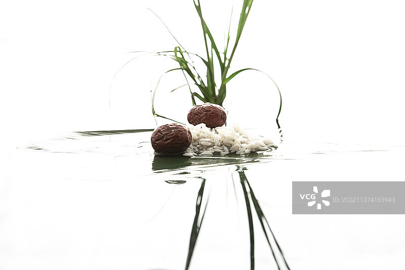 端午节禅意中国风创意静物：水中菖蒲和红枣粽子食材图片素材