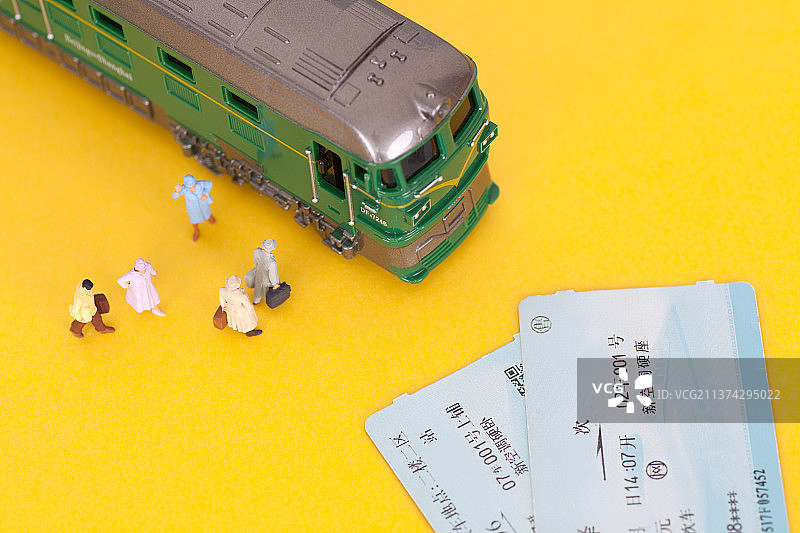 人物模型和汽车模型及火车票构成的春运场景图片素材
