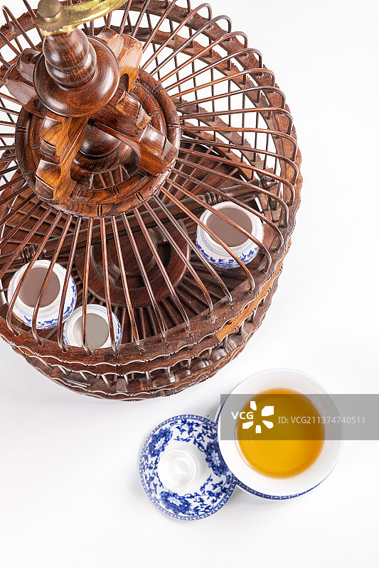红木鸟笼折扇盖碗茶文玩核桃摆放在白色背景上特写图片素材