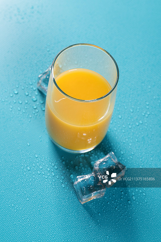 富含维生素C的一杯橙汁特写图片素材