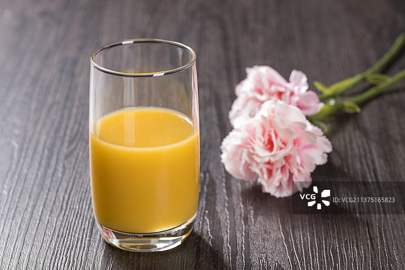 富含维生素C的一杯橙汁特写图片素材