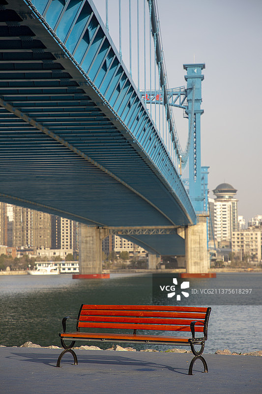 襄阳汉江河流岸边的休闲椅子图片素材