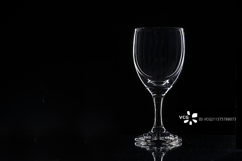 黑色背景前玻璃杯水杯高脚杯图片素材