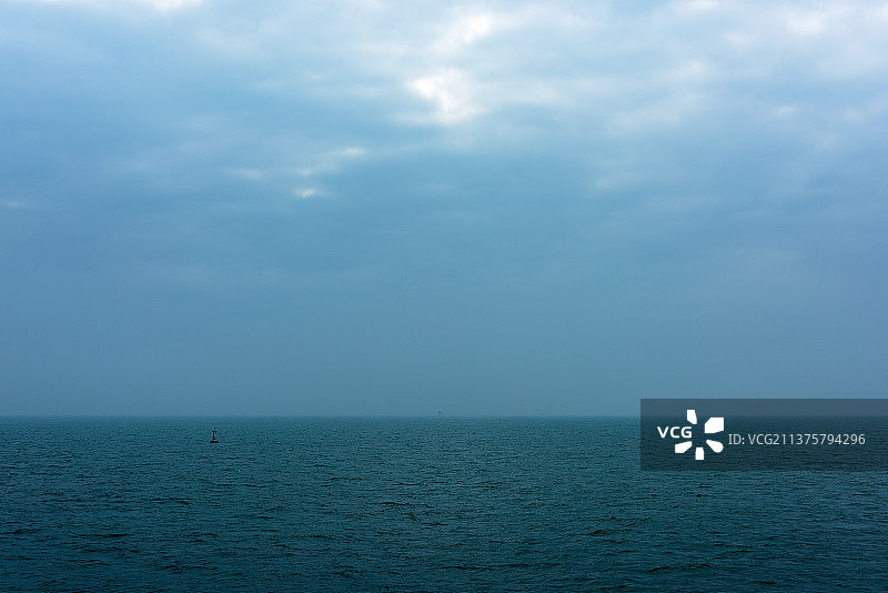 蓝天白云海水海滩海浪轮船图片素材