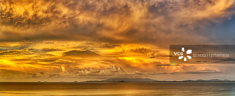 马来西亚槟城丹戎Bungah，日落时分，大海映衬着壮观的天空图片素材