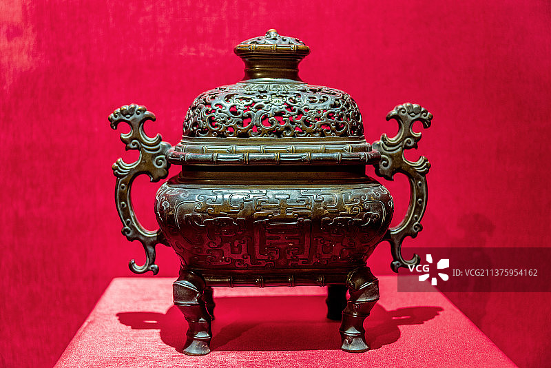 中国广州广东省博物馆馆藏清代透雕云龙纹铜炉图片素材