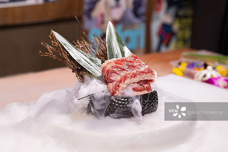 日本料理厨师制作烤牛横隔膜肉图片素材