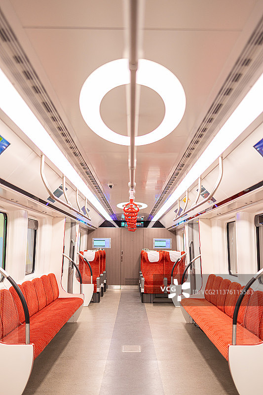 广州地铁18号线列车车厢红色座椅图片素材