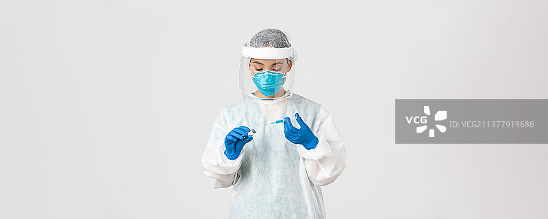女医生戴着口罩站在白色背景下图片素材