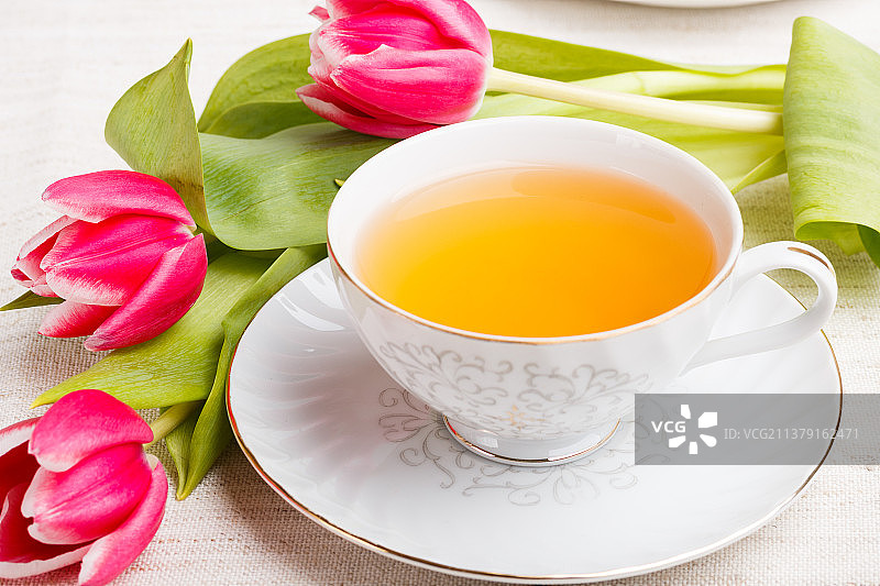 一杯茶，茶花和桌子上的花的特写图片素材