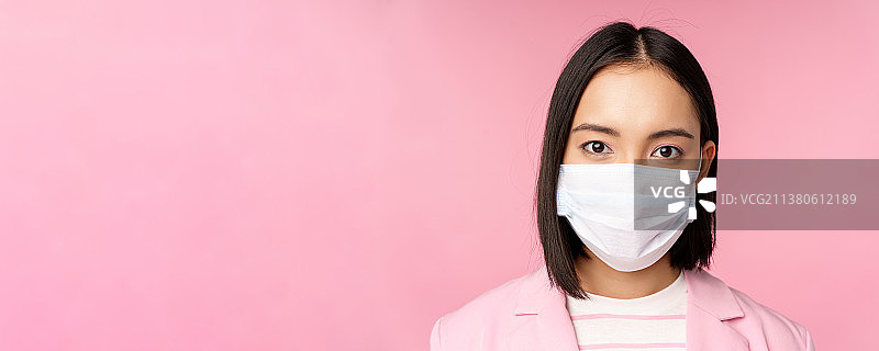 特写肖像的日本商人在医疗口罩，西装图片素材