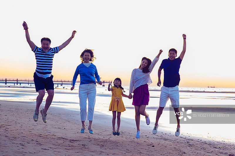 在海边玩耍的快乐家庭图片素材