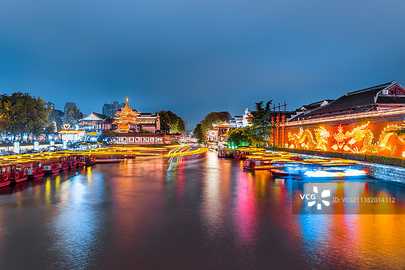 中国江苏南京秦淮河上的游船夜景图片素材