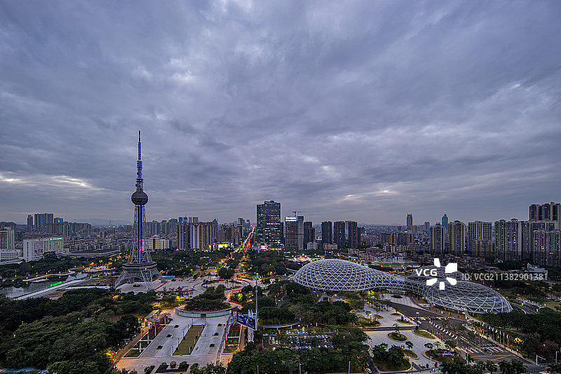 中国佛山电视塔和岭南明珠体育馆城市天际线图片素材