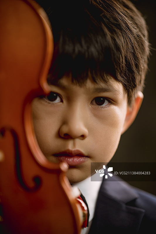 拉小提琴的孩子图片素材